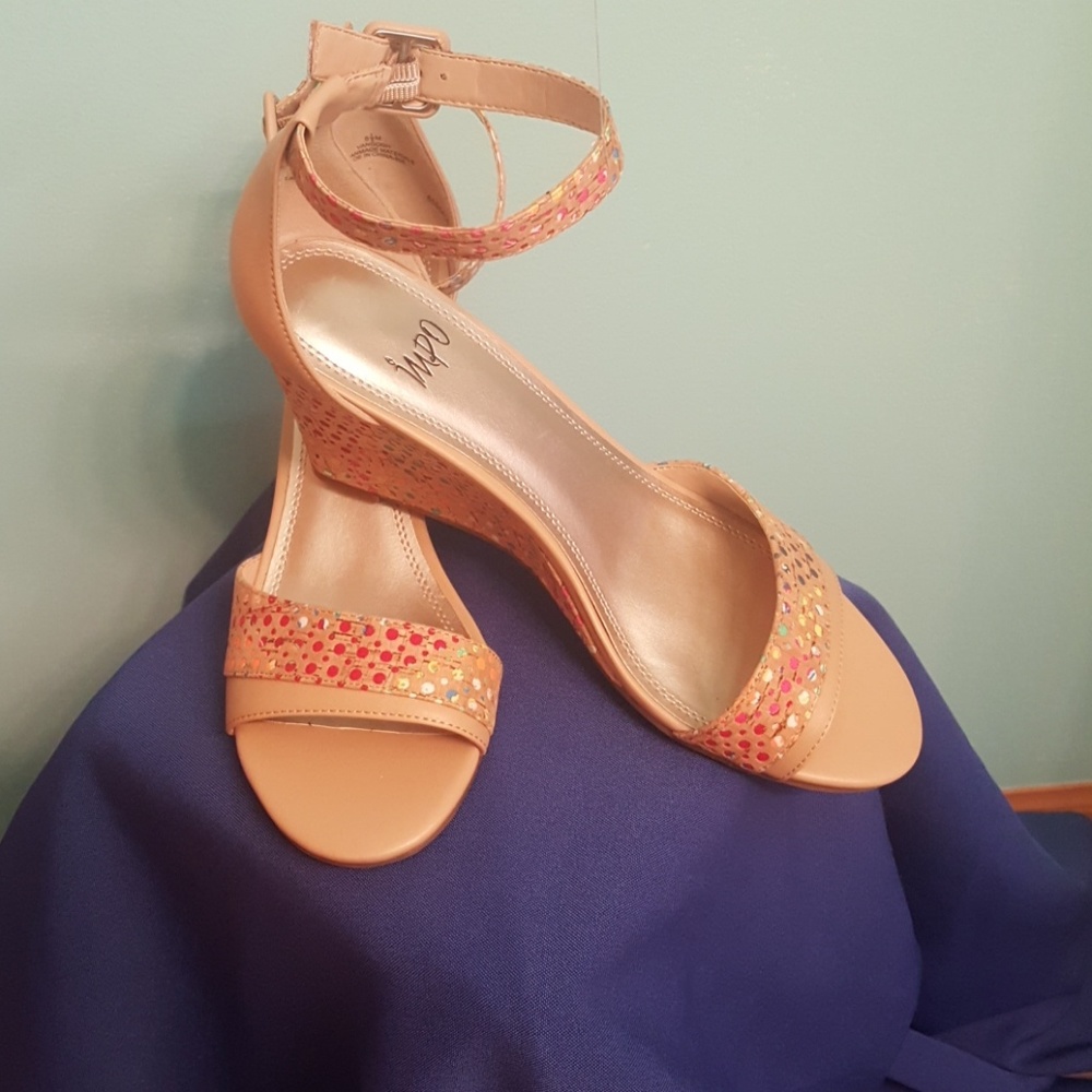 IMPO wedge heel shoe